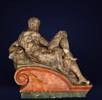 statue d'un homme allongé sur un banc, sur fond bleu foncé