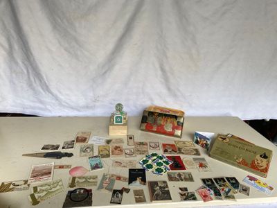 une table sur laquelle se trouvent de nombreux timbres