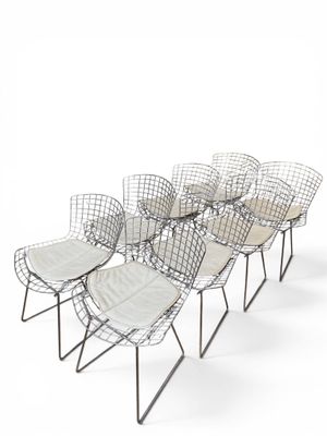 many chairs that are lined up in a row