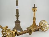 paire de chandeliers anciens en laiton sur fond blanc