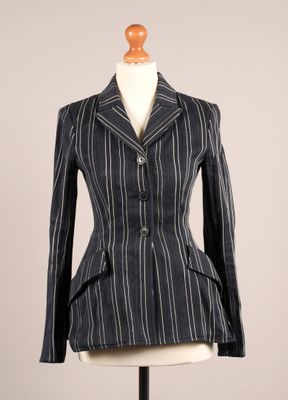 une image d'une veste de femme sur un mannequin