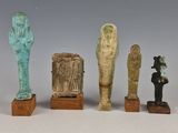 Plusieurs statues de l'Égypte antique sont alignées sur des socles en bois