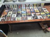 une table sur laquelle sont posés de nombreux CD