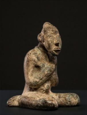 statue représentant un homme assis sur ses genoux, les mains jointes