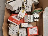 une boîte en carton remplie de matériel électrique posée par terre