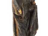 une vieille statue représentant un homme tenant une bouteille de vin