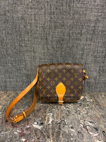 LOUIS VUITTON - Sac bandoulière à rabas fermé par une patte régla...