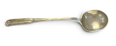 cuillère en argent posée sur une surface blanche, dotée d'un long manche