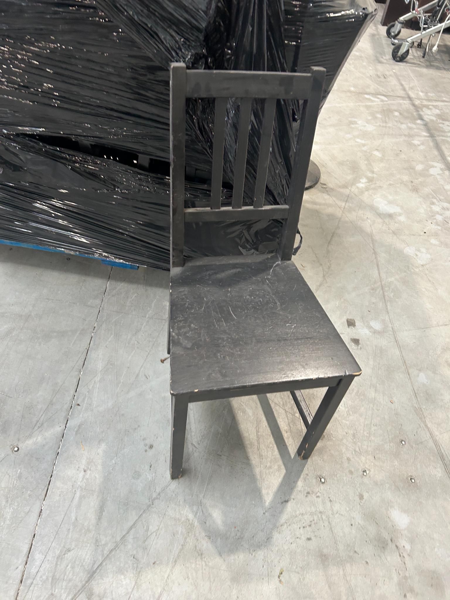 Lot de chaises, environ 10, en l'état