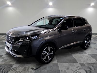 la voiture grise est garée dans une grande pièce au sol en damier