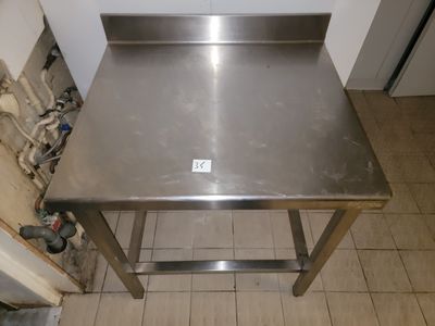 une table en acier inoxydable au milieu d'une cuisine