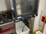 une photo d'une cuisine professionnelle équipée d'une cuisinière et d'un micro-ondes