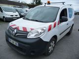 une camionnette blanche avec des bandes rouges et blanches garée dans un parking