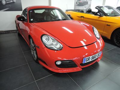 deux Porsche garées l'une à côté de l'autre dans un showroom