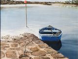 un tableau représentant un bateau bleu amarré à un quai
