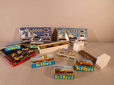 un grand nombre de jouets posés sur une table