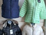 Plusieurs vestes sont exposées dans un magasin de vêtements