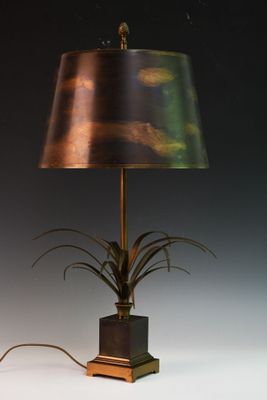 une lampe posée sur une table sur laquelle se trouve une lampe