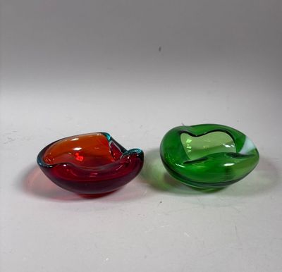 deux bols en verre posés l'un à côté de l'autre sur une table