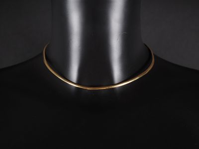 un collier ras-du-cou en or sur un mannequin, un mannequin, un mannequin, un mannequin, un mannequin, un mannequin, un mannequin, un mannequin, un mannequin, un mannequin, un mannequin