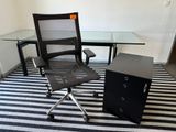 une chaise et un bureau dans une pièce où se trouve un tapis rayé