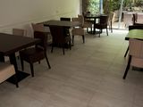 des tables et des chaises dans une pièce dotée d'une grande porte vitrée
