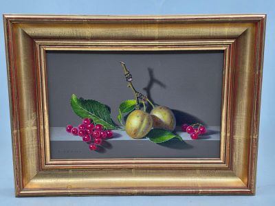 une photo d'un tableau représentant une poire et des baies