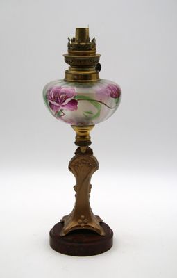 une lampe à l'ancienne décorée de fleurs roses peintes
