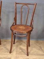 Suite de six chaises en bois courbé verni de style bistro. (photo 3)