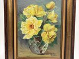 tableau représentant des roses jaunes dans un vase en verre posé sur un chevalet en bois