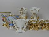 un grand nombre de vases posés sur une table