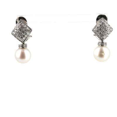 paire de boucles d'oreilles en perles et diamants sur fond blanc