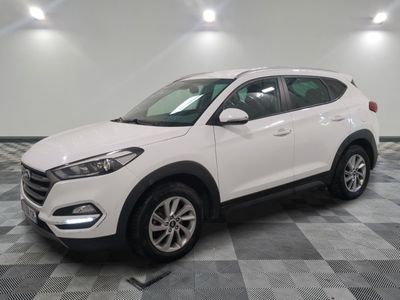 un SUV blanc garé sur un sol en carrelage à damier dans un garage