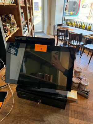 un ordinateur portable posé sur une table dans un magasin