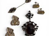 plusieurs bijoux, dont une broche, une broche et une broche