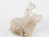 grappe de cristaux de quartz sur fond blanc avec un fond blanc