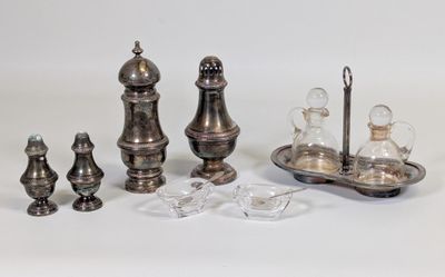un grand nombre d'objets en argent posés sur une table