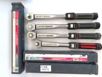 un grand nombre d'outils posés sur la table