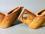 deux vases bruns posés l'un à côté de l'autre sur une table