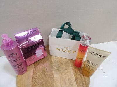 une planche à découper en bois sur laquelle sont posés une bouteille de lotion et un sac