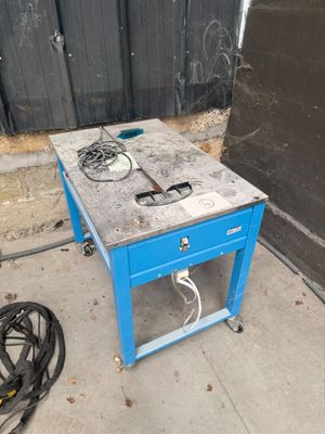une petite table sur laquelle se trouve un tiroir bleu