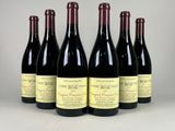 six bouteilles de vin rouge alignées