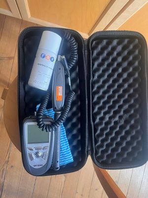 une mallette noire contenant une radio et un téléphone portable