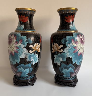 deux vases posés sur une table