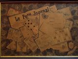 une photo d'une photo montrant une pile de papiers