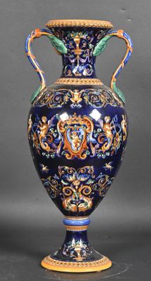 un vase bleu orné d'un motif bleu et doré