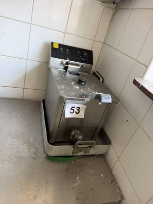 une photo d'une cuisine sale avec une cuisinière