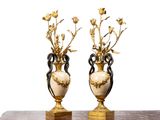 deux vases posés sur une table