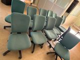 un grand nombre de chaises alignées dans une pièce