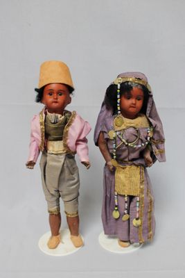 figurines représentant un couple de poupées africaines debout l'une à côté de l'autre